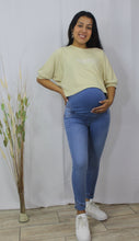 Cargar imagen en el visor de la galería, PANTALÓN MATERNIDAD CON DETALLE EN BASTA
